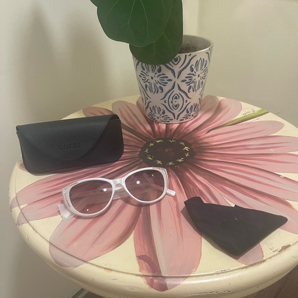 NWOT Guess White Sunglasses with gold Details , cleaning cloth and case - Picture 2 of 8